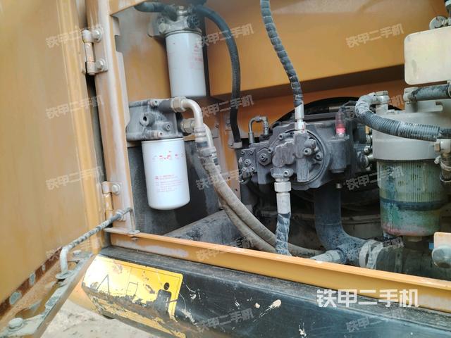 液压泵舱室正面整体（整机外观）