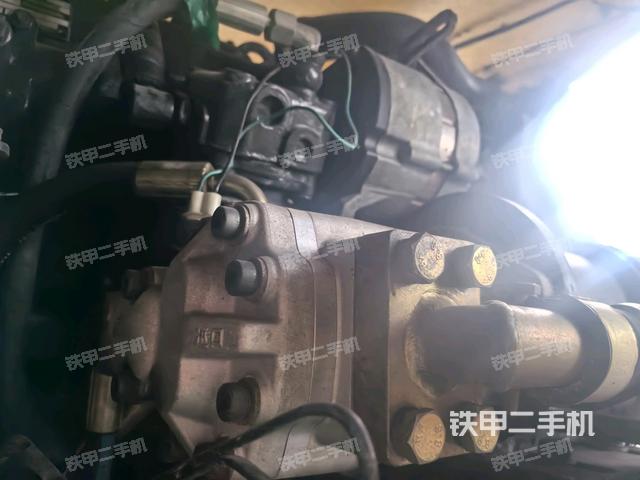 发动机右侧全景（压路机发动机舱）