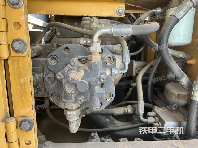 液壓泵艙室正面整體（整機外觀）