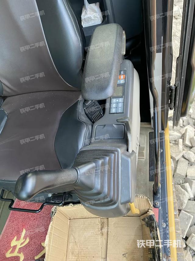 座椅左側(cè)控制臺(tái)/音響/含左手柄（駕駛室部分）