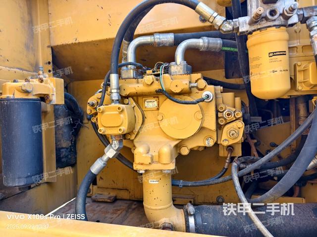 液压泵舱室正面整体（整机外观）