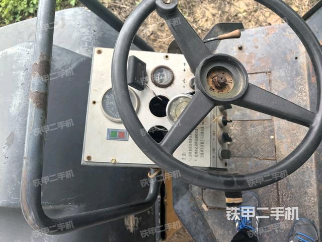 驾驶室顶蓬内（压路机驾驶室）