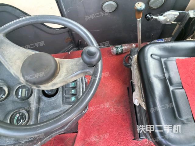 驾驶室顶蓬内（压路机驾驶室）