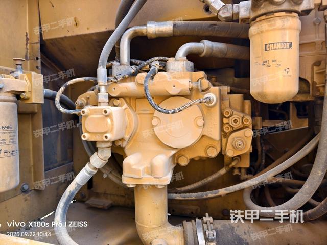 液压泵舱室正面整体（整机外观）