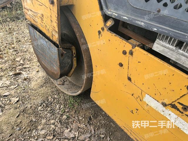 正后侧（压路机前后车架）