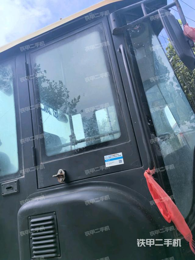 左侧正面照（压路机驾驶室）