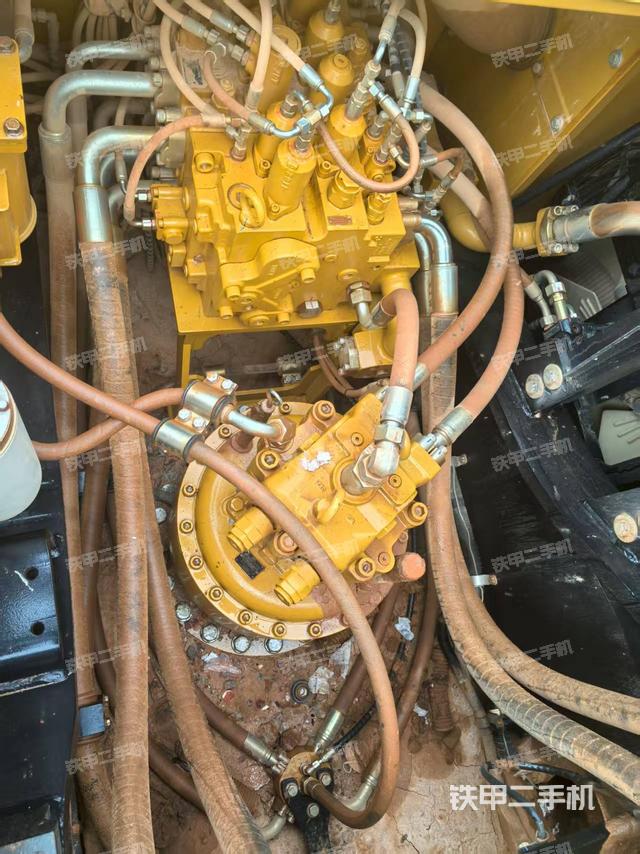 回转马达和主控阀（整机外观）