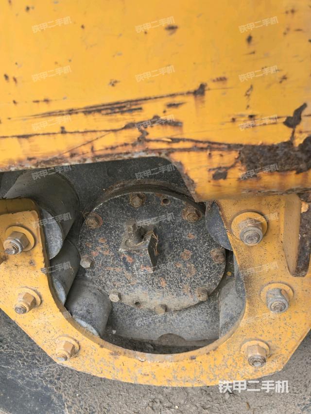 后轮右侧全景（压路机前后车架）