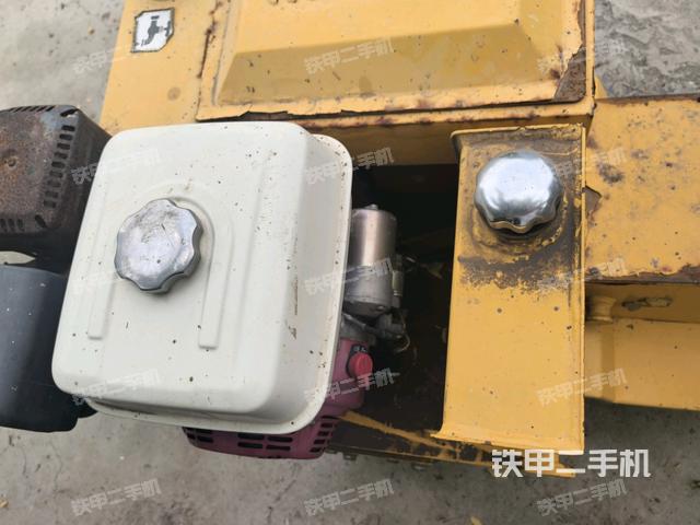 发动机左侧全景（压路机发动机舱）