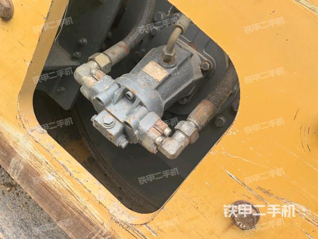 后輪左側(cè)全景（壓路機前后車架）