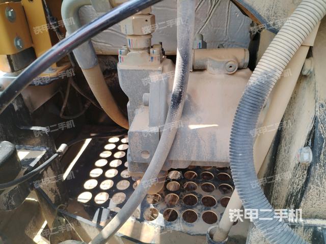 液压泵舱室正面整体（整机外观）