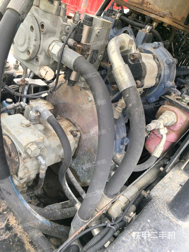 發(fā)動機右側(cè)全景（壓路機發(fā)動機艙）