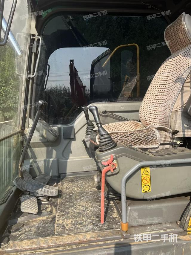 駕駛室整體（整機外觀）