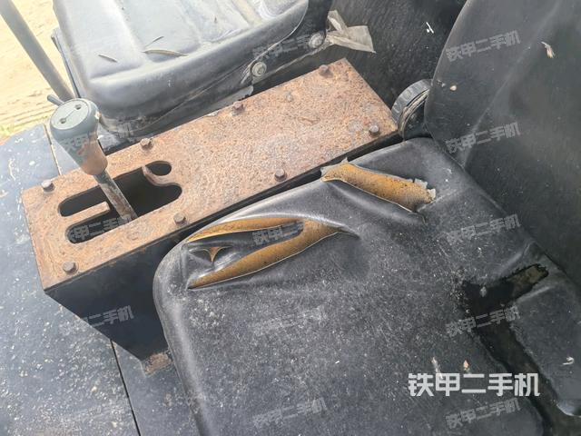 驾驶室侧向上照全景（压路机驾驶室）