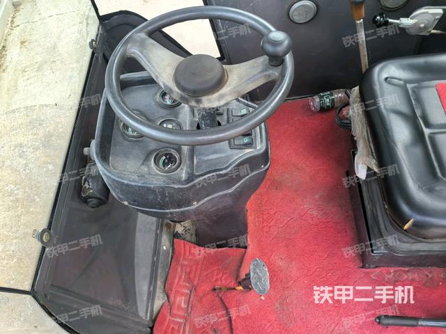 驾驶室内座椅、仪表操作手柄全景（压路机驾驶室）