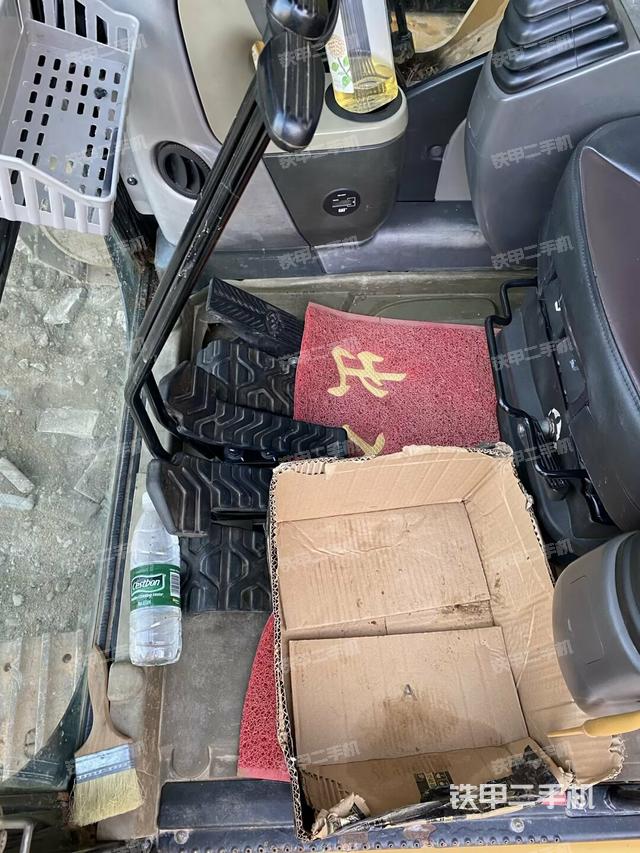 行走控制手柄和踏板?俯拍（駕駛室部分）