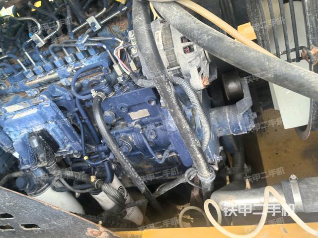 发动机左侧全景（压路机发动机舱）