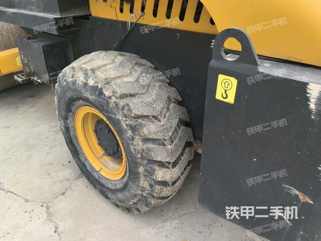 前轮右侧减震块连接及部件（压路机前后车架）