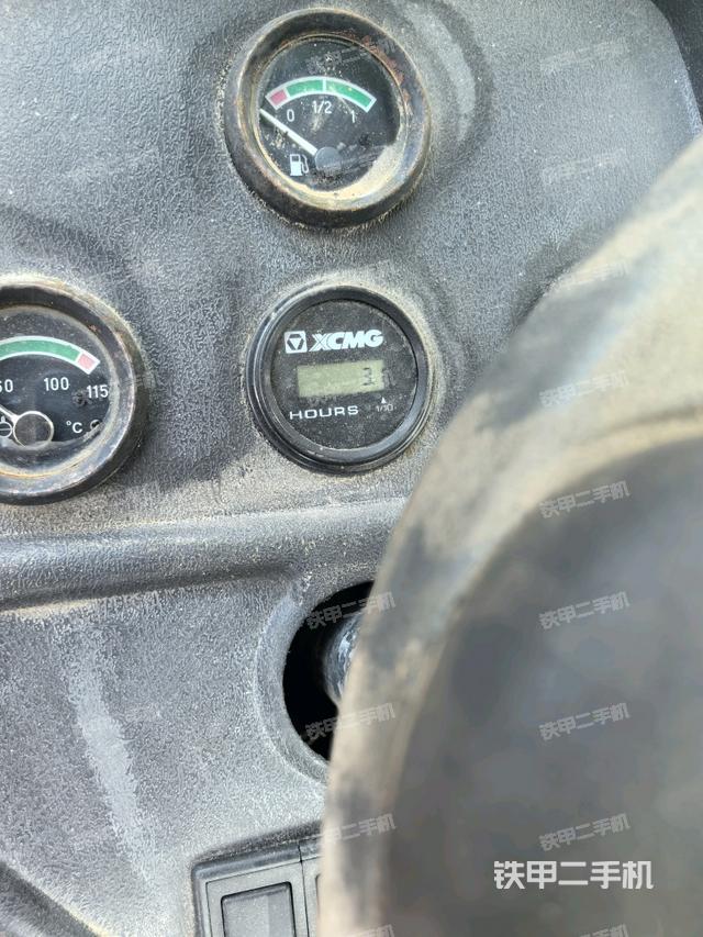 操作台全景（压路机驾驶室）