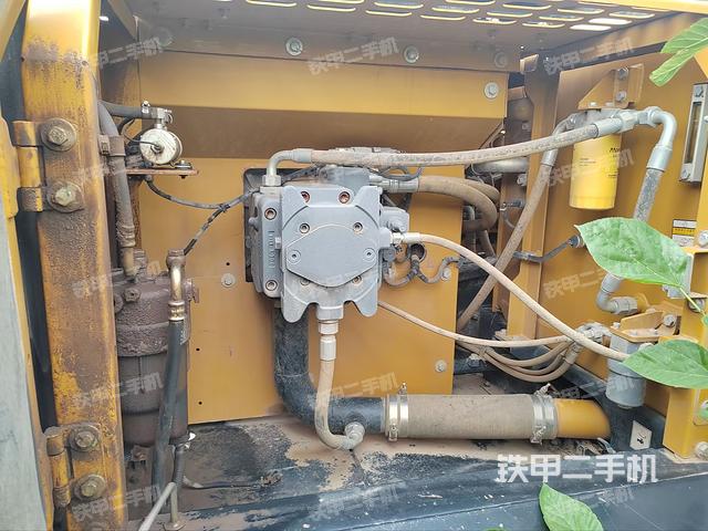 液压泵舱室正面整体（整机外观）