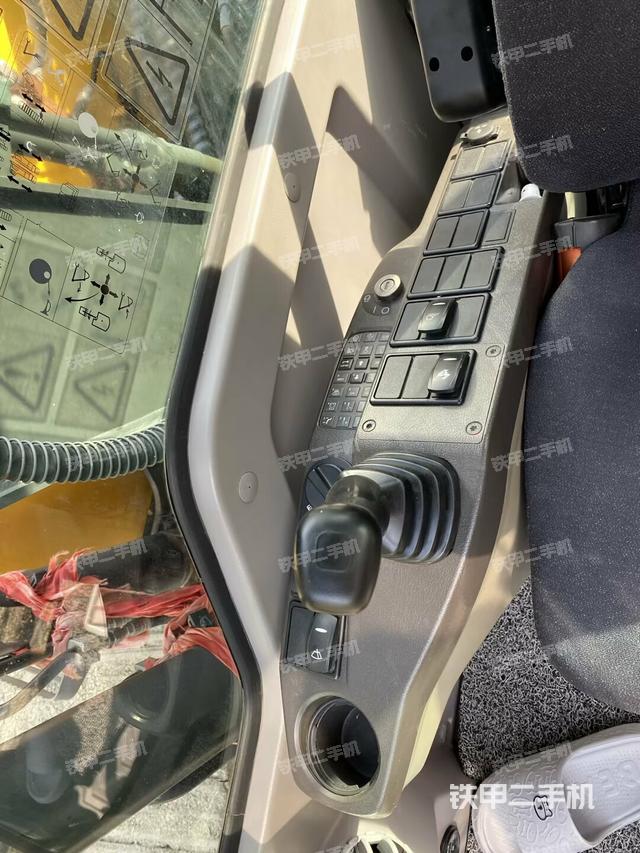 座椅右側(cè)控制臺/鑰匙門/油門/含右手柄（駕駛室部分）