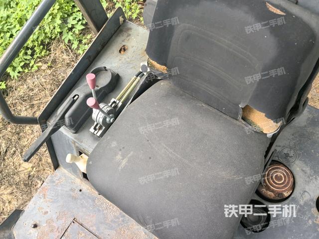 操作台全景（压路机驾驶室）