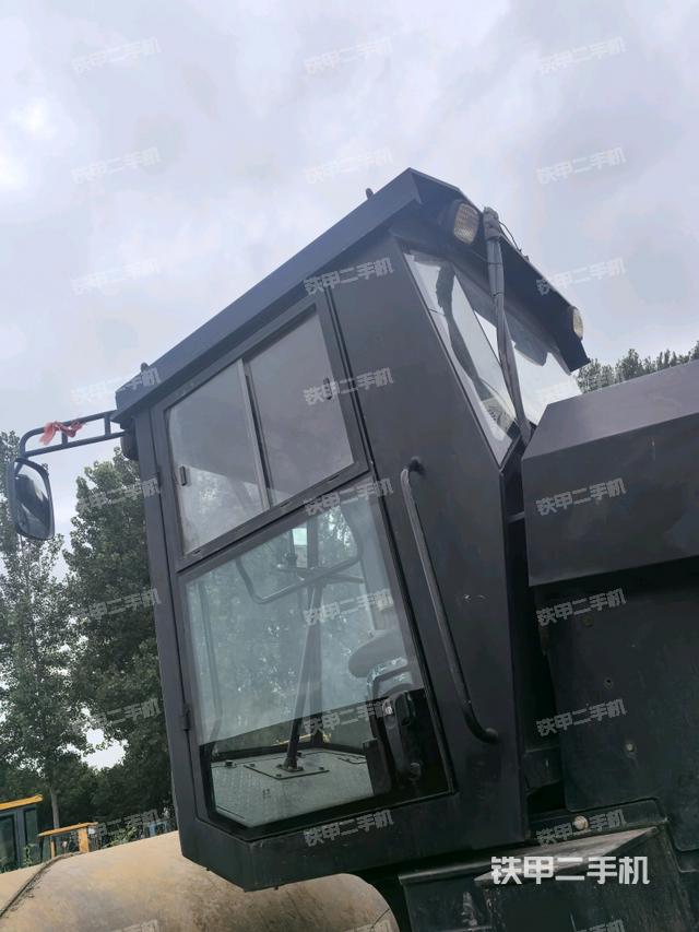 右側(cè)正面照（壓路機駕駛室）