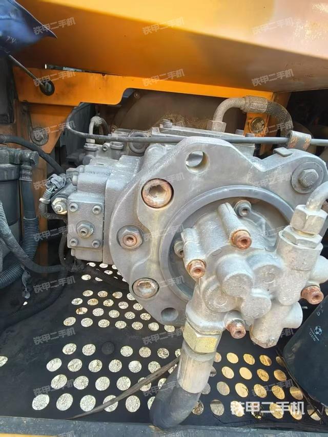 液压泵舱室正面整体（整机外观）