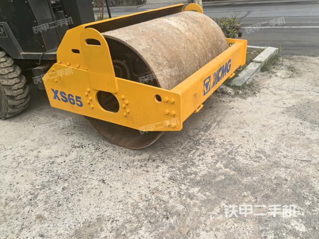 前车架正左侧（压路机前后车架）