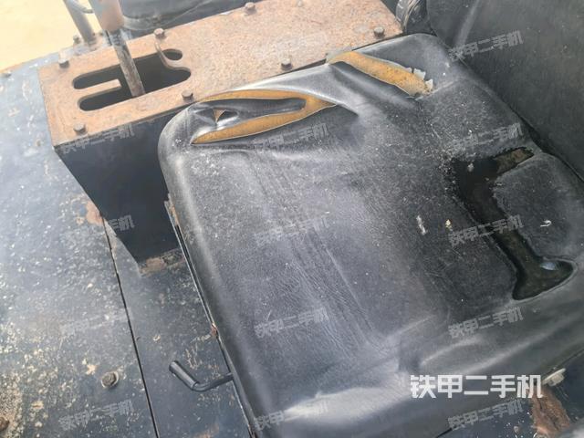 驾驶室顶蓬内（压路机驾驶室）