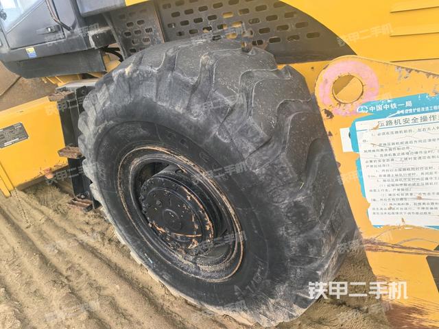 后轮右侧全景（压路机前后车架）