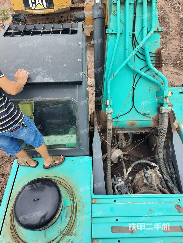 驾驶室顶部（整机外观）