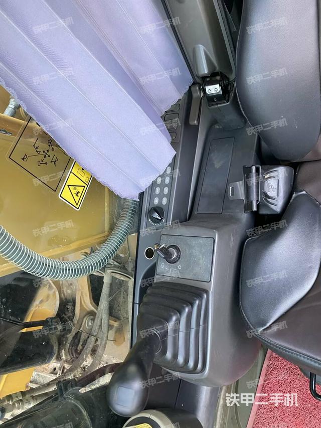 座椅右側(cè)控制臺(tái)/鑰匙門/油門/含右手柄（駕駛室部分）