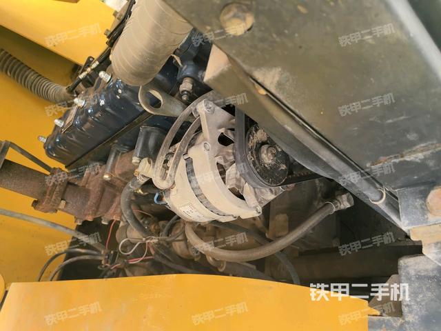 发动机舱全景（压路机发动机舱）