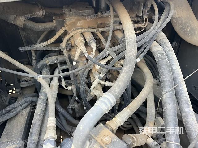 回转马达和主控阀（整机外观）