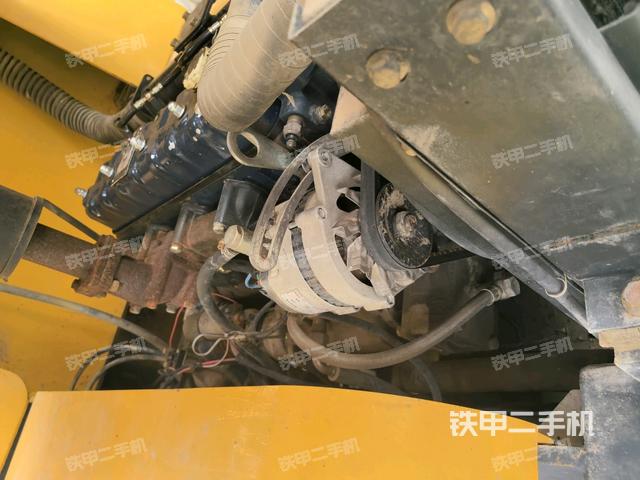 发动机上部全景（压路机发动机舱）