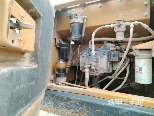 液压泵舱室正面整体（整机外观）