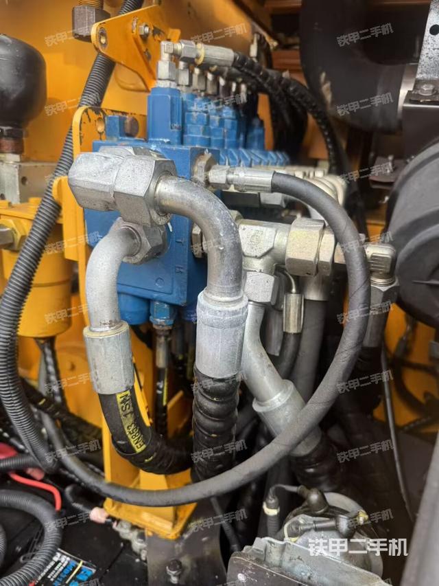 回转马达和主控阀（整机外观）