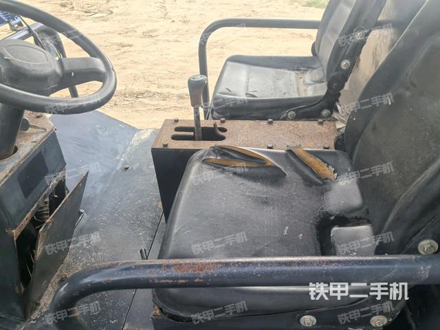 驾驶室内座椅、仪表操作手柄全景（压路机驾驶室）