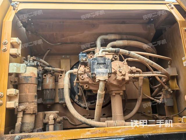 液压泵舱室正面整体（整机外观）