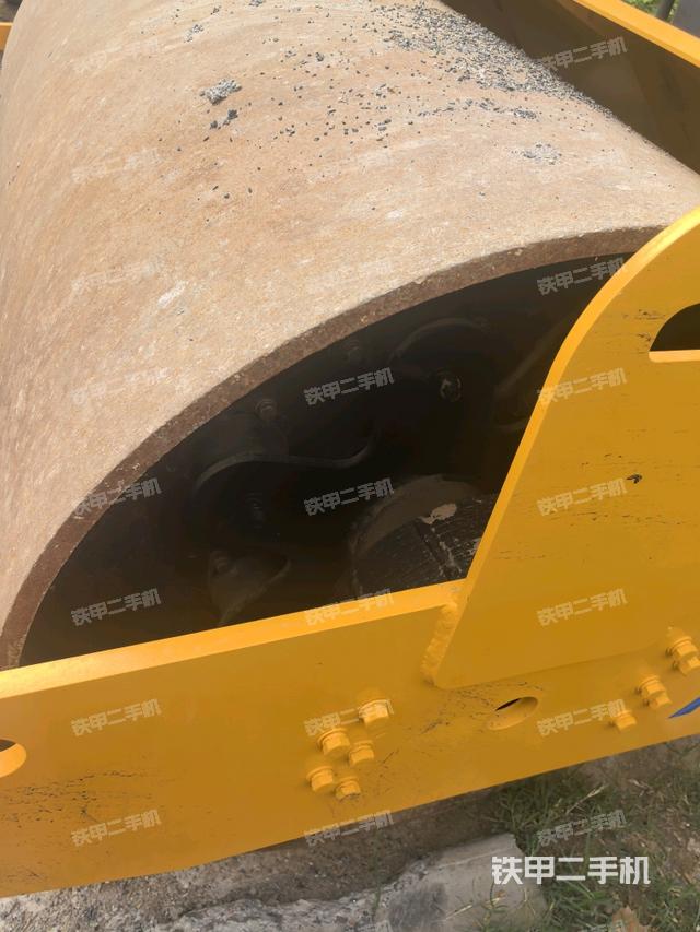 前轮右侧减震块连接及部件（压路机前后车架）