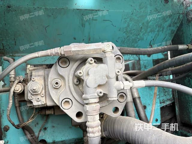 液壓泵艙室正面整體（整機外觀）