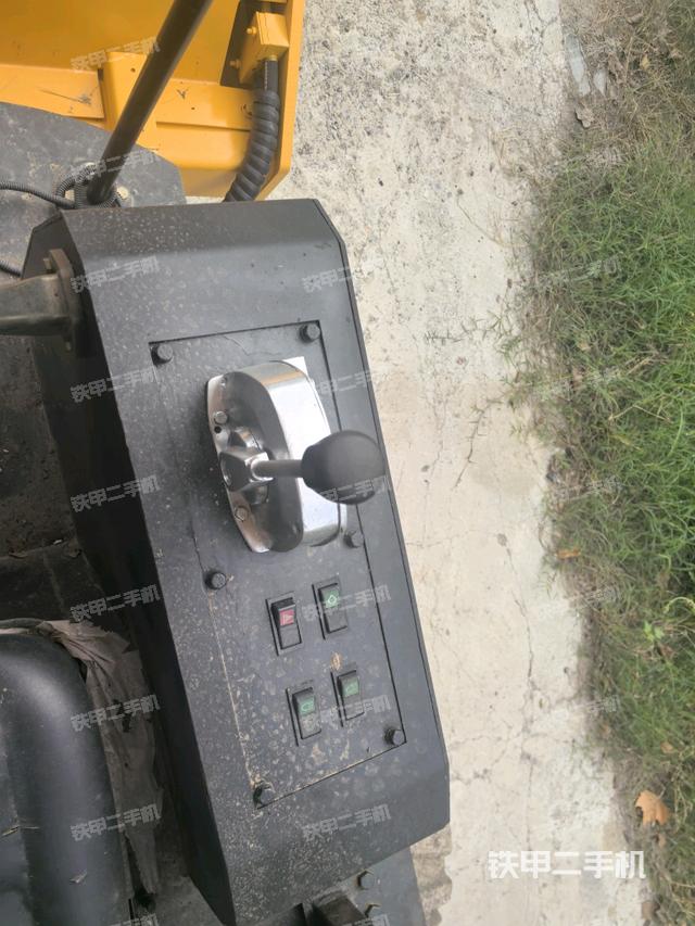 驾驶室顶蓬内（压路机驾驶室）