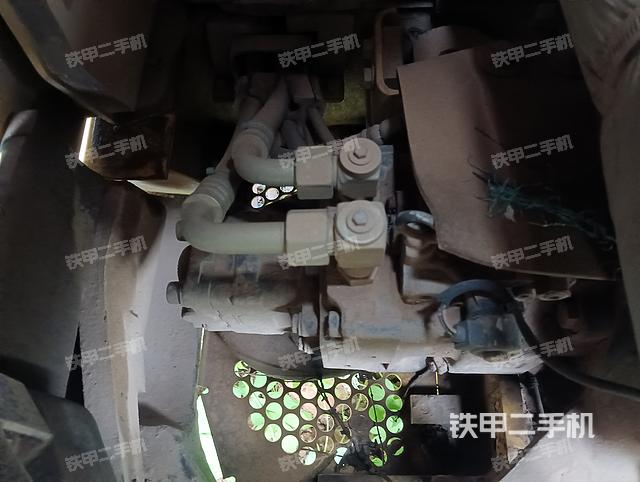 液压泵舱室正面整体（整机外观）