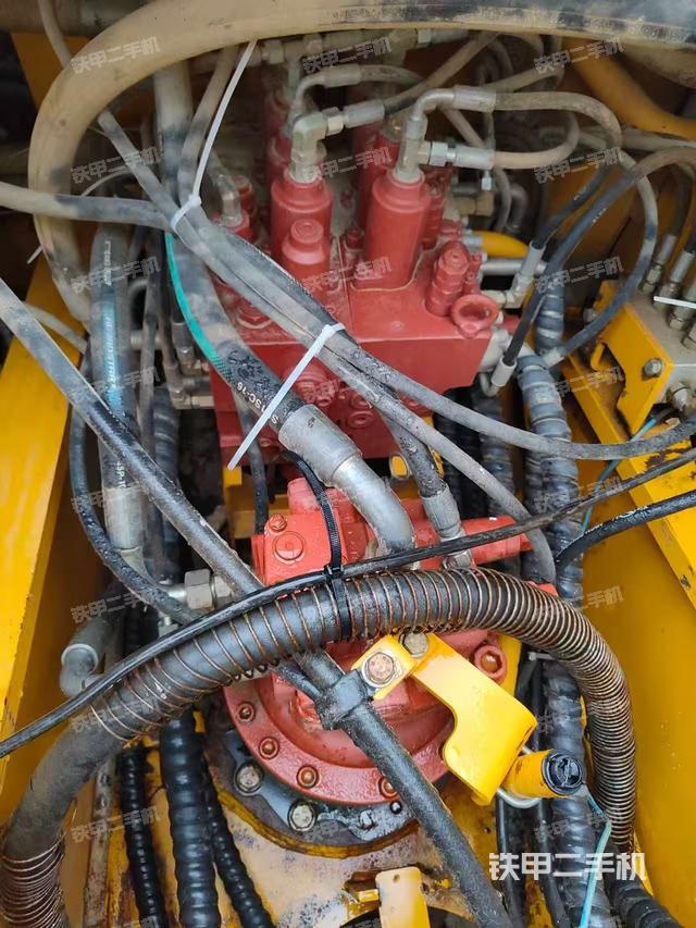 回转马达和主控阀（整机外观）