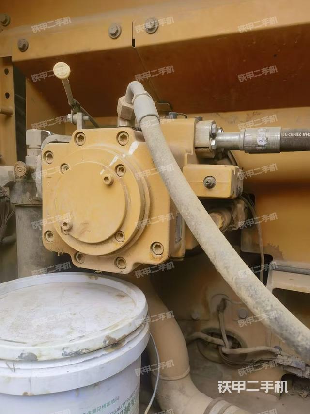 液压泵舱室正面整体（整机外观）