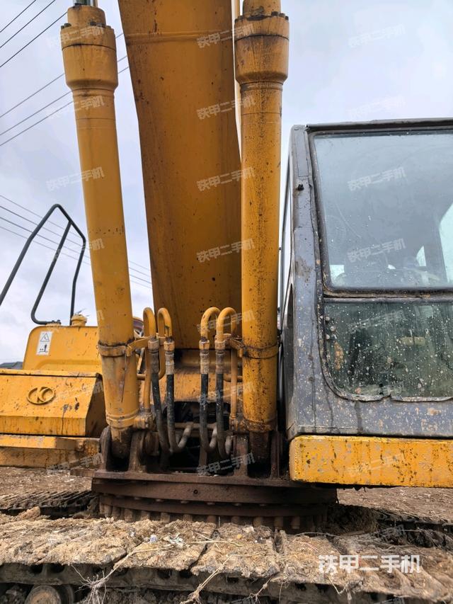 大臂油缸整体 竖拍（工作和回转装置）