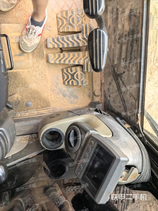 左后方玻璃角標(biāo)（駕駛室部分）