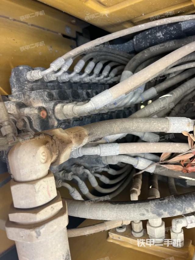 回转马达和主控阀（整机外观）