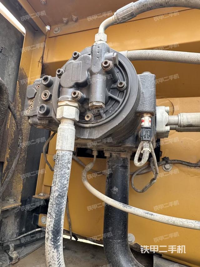 液压泵舱室正面整体（整机外观）